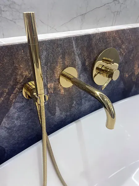 Wanna z złotymi detalami w łazience w stylu glamour, japandi i minimalistycznym.