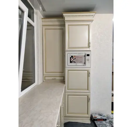 Kuchnia w stylu quiet luxury z beżowymi meblami i nowoczesnym wyposażeniem.