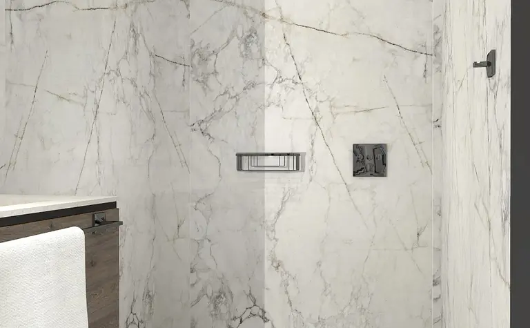 Nowoczesna łazienka z marmurowymi ścianami, drewnianą szafką w stylu dopamine decor, industrialnym i współczesnym.