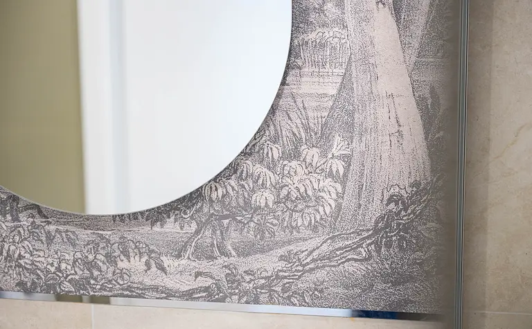 Lustro z detalem w stylu japandi, vintage i współczesnym w łazience.
