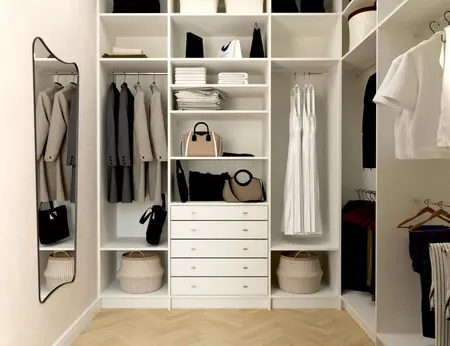 Garderoba w stylach art deco, minimalistycznym i tradycyjnym z białymi półkami.