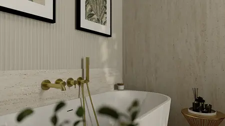 Współczesna łazienka z białą wanną i złotymi detalami.
