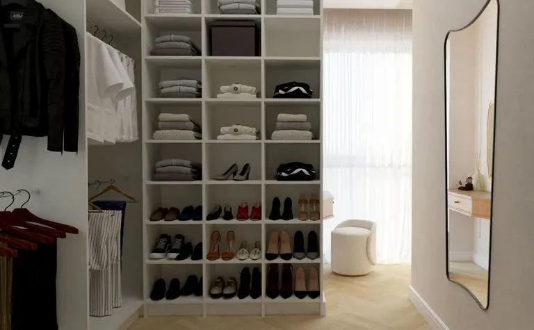 Garderoba z białymi półkami, odzieżą i butami, styl art deco, minimalistyczny, tradycyjny.
