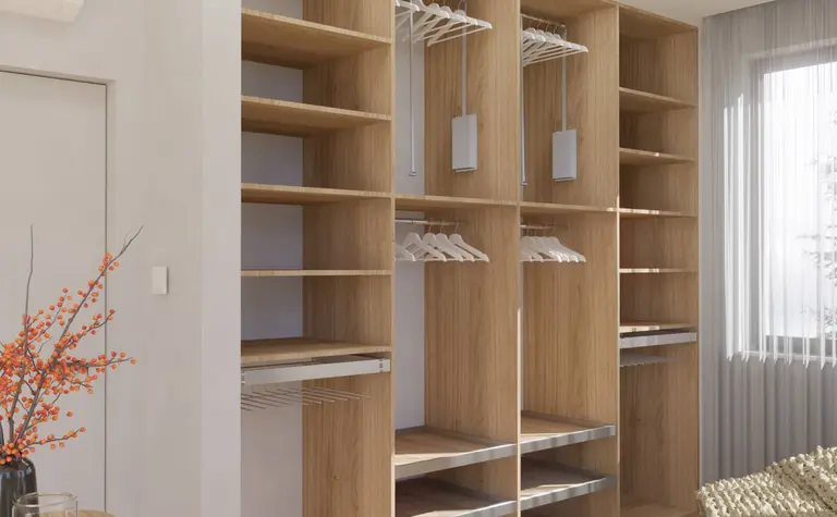 Garderoba w stylu japandi z drewnianymi półkami i minimalistycznymi detalami.