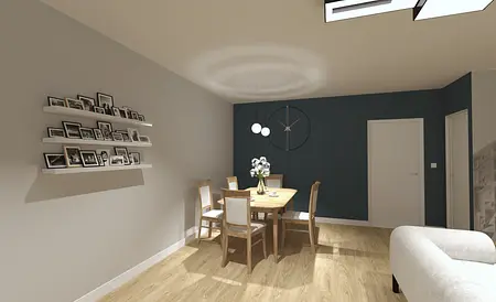 Współczesna jadalnia z drewnianym stołem i szarymi ścianami, ozdobiona zdjęciami.