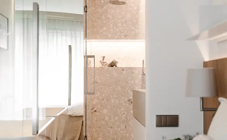 Wnętrze nowoczesnej łazienki z kabiną prysznicową i wanną, styl japandi, minimalistyczny.
