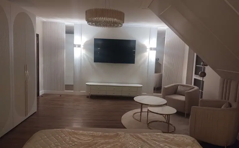 Przestronne wnętrze z jasnymi meblami i dekoracjami glamour.
