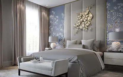 Sypialnia z szarym łóżkiem, niebieskimi ścianami i eleganckimi detalami, styl quiet luxury.