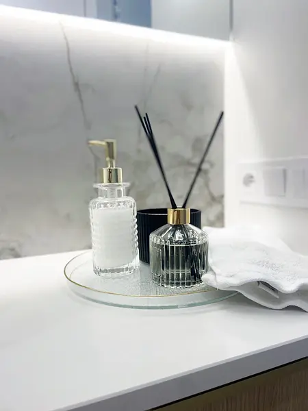 Minimalistyczna łazienka z glamour akcesoriami, nowoczesna aranżacja.