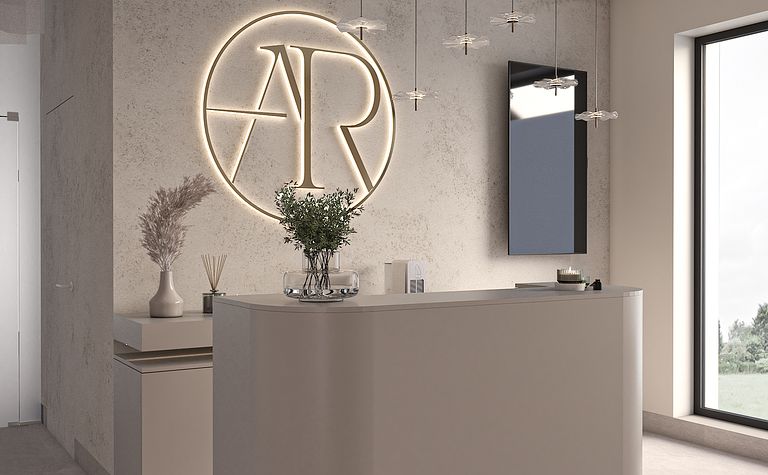 Nowoczesna recepcja z minimalistycznym blatem, oświetleniem i dekoracjami.