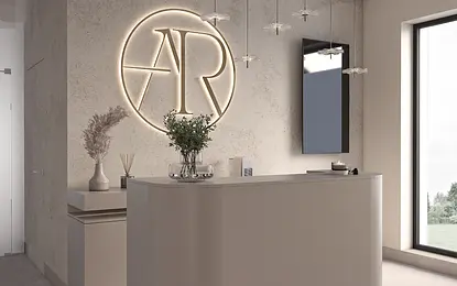 Nowoczesna recepcja z minimalistycznym blatem, oświetleniem i dekoracjami.