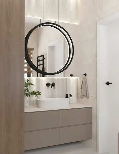 Nowoczesna łazienka z minimalistycznym designem, jasnymi płytkami i eleganckim lustrem.