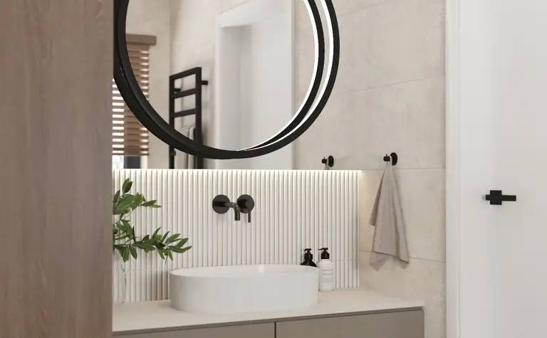 Nowoczesna łazienka z minimalistycznym designem, jasnymi płytkami i eleganckim lustrem.