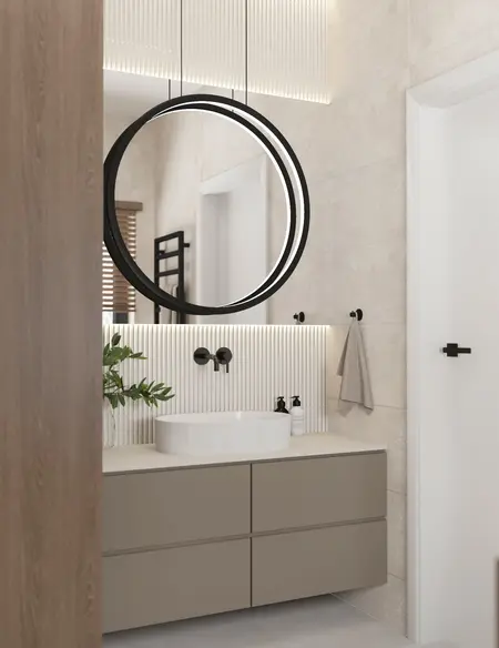 Nowoczesna łazienka z minimalistycznym designem, jasnymi płytkami i eleganckim lustrem.