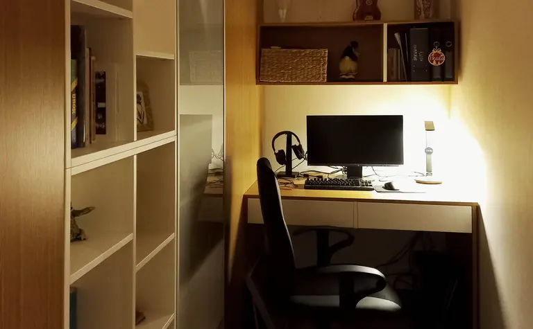 Wnętrze gabinetu w stylu nowoczesnym i soft minimalizm z biurkiem i regałem.