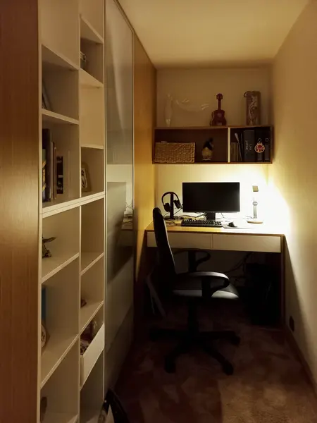Wnętrze gabinetu w stylu nowoczesnym i soft minimalizm z biurkiem i regałem.