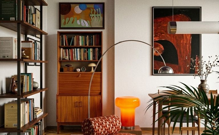 Wnętrze salonu w stylu eklektycznym z nowoczesnymi meblami i vintage dodatkami.