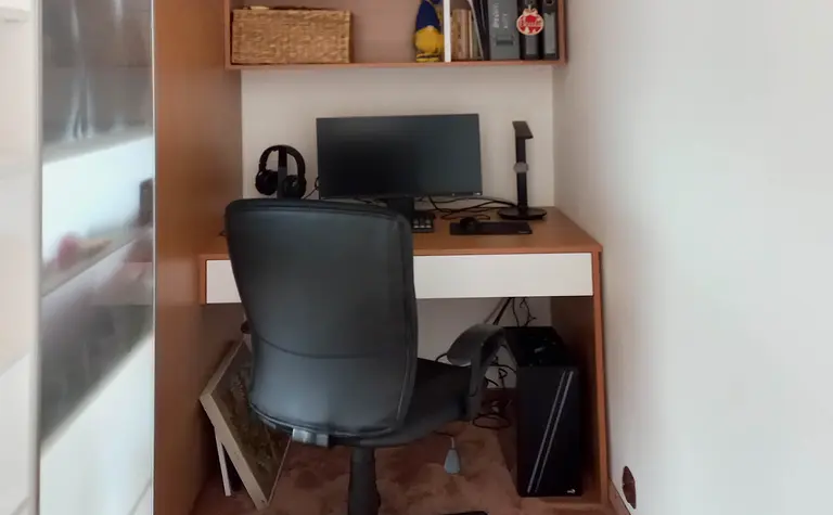 Gabinet w stylu nowoczesnym i soft minimalizm z biurkiem oraz drewnianymi detalami.