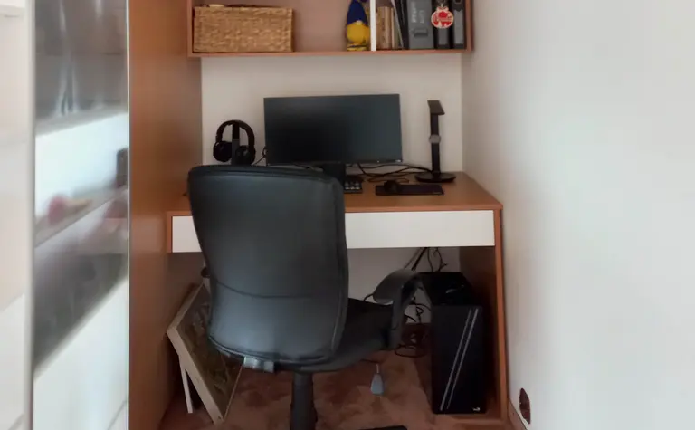 Gabinet w stylu nowoczesnym i soft minimalizm z biurkiem oraz drewnianymi detalami.