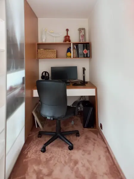 Gabinet w stylu nowoczesnym i soft minimalizm z biurkiem oraz drewnianymi detalami.