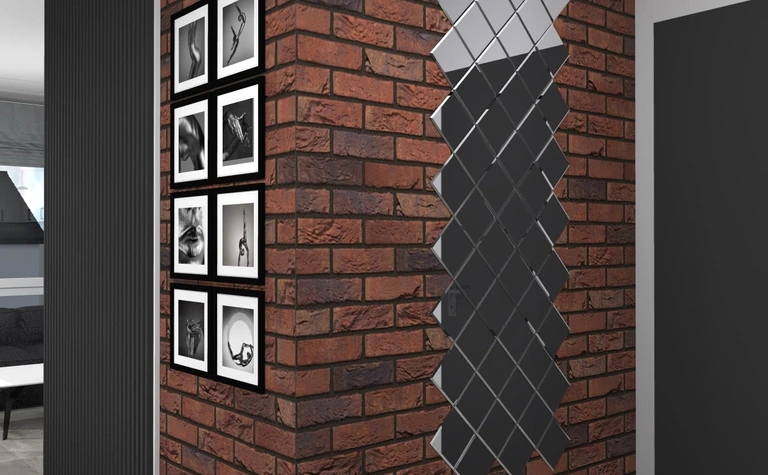 Korytarz z ceglanym murem, lustrami i zdjęciami w stylu art deco, industrialnym i minimalistycznym.