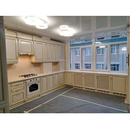 Kuchnia z beżowymi meblami i nowoczesnym oświetleniem, w stylu quiet luxury.