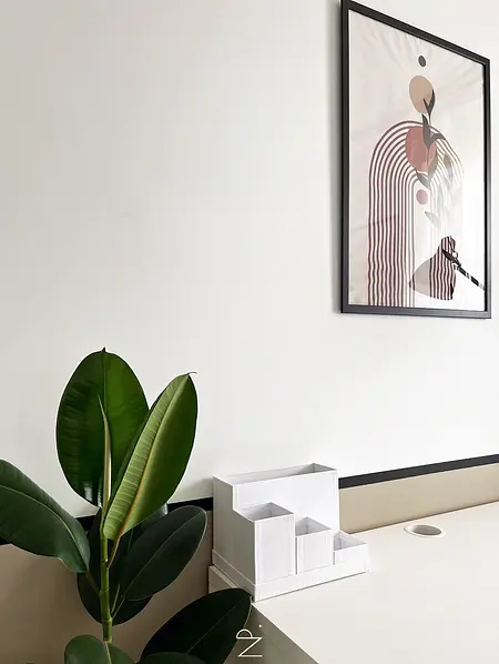 Minimalistyczne wnętrze z białymi akcentami i rośliną, styl minimaluxe.