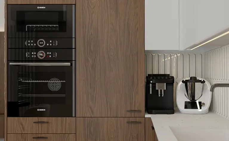 Współczesna kuchnia z drewnianymi meblami i nowoczesnym sprzętem AGD.