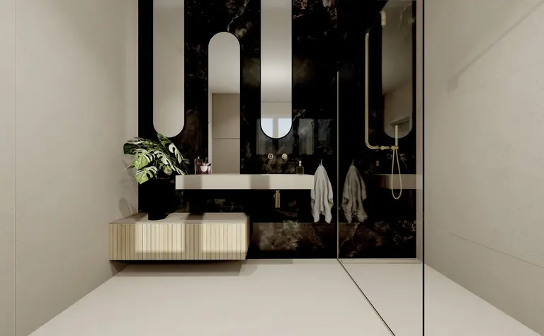 Nowoczesna łazienka z czarną, błyszczącą ścianą i wysokim, designerskim lustrem. Wisząca szafka w jasnym drewnie, roślina w doniczce oraz prysznic z metalicznymi dodatkami tworzą eleganckie i minimalistyczne wnętrze.