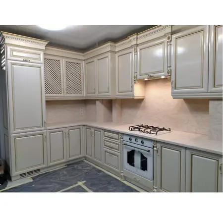 Kuchnia w stylu quiet luxury z beżowymi meblami i nowoczesnym wyposażeniem.