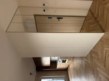 Wnętrze kuchni w stylu boho z drewnianymi meblami i jasnymi akcentami.