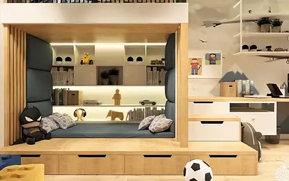 Przytulny pokój dziecięcy z drewnianą wnęką wyłożoną poduszkami, półkami na książki i zabawki oraz miejscem do siedzenia. Biurko z dekoracjami i muralem na ścianie w tle.