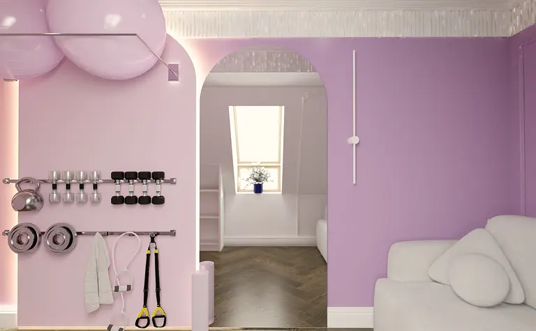 Wnętrze z różowymi ścianami, białą sofą i sprzętem fitness. Styl dopamine decor, eklektyczny, nowoczesny.