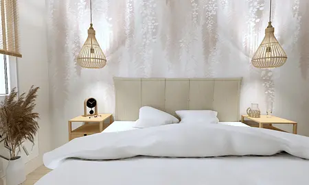 Sypialnia z białym łóżkiem, drewnianymi meblami i nowoczesnym oświetleniem.