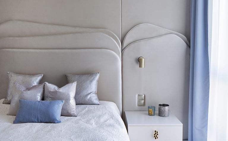 Jasna sypialnia z niebieskimi dodatkami by wedodesign.pl