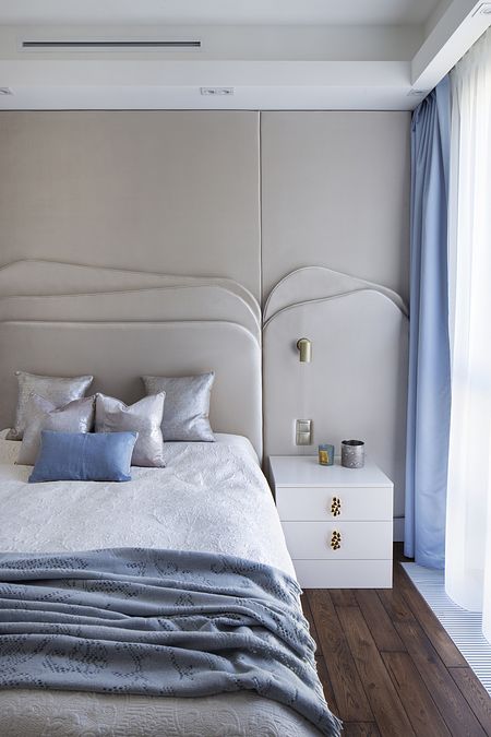 Jasna sypialnia z niebieskimi dodatkami by wedodesign.pl