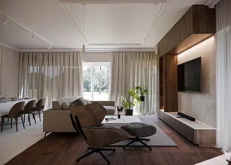 Wnętrze salonu z nowoczesnym wystrojem, soft minimalizmem i współczesnymi akcentami.