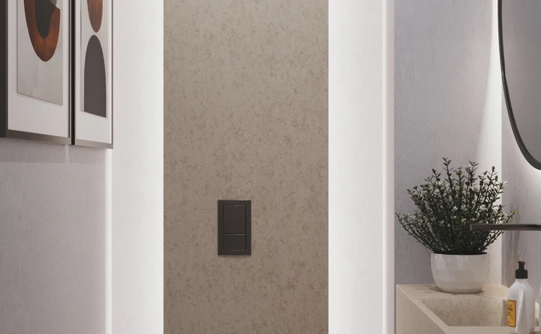 Minimalistyczna toaleta z podświetleniem, nowoczesnymi detalami i rośliną.