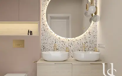 Nowoczesna łazienka z podwójną umywalką, złotymi akcentami i lustrami w stylu glamour.