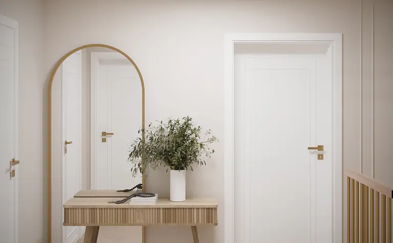 Przedpokój w stylu boho, eklektycznym i glamour z beżowymi ścianami i drewnianą konsolą.