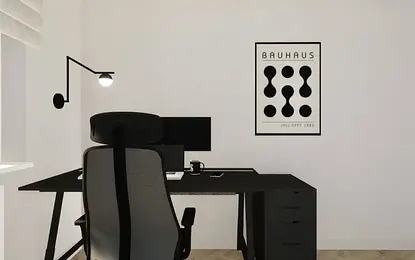 Gabinet w stylu japandi, minimalistycznym i skandynawskim z czarnym biurkiem.