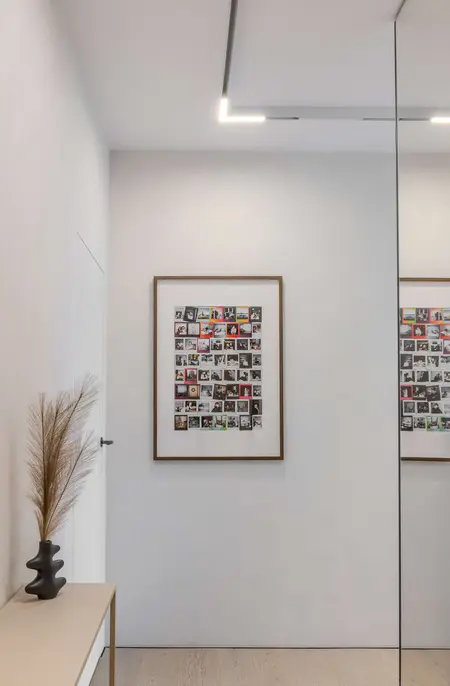 Przedpokój w stylu art deco i boho z lustrami i zdjęciami.