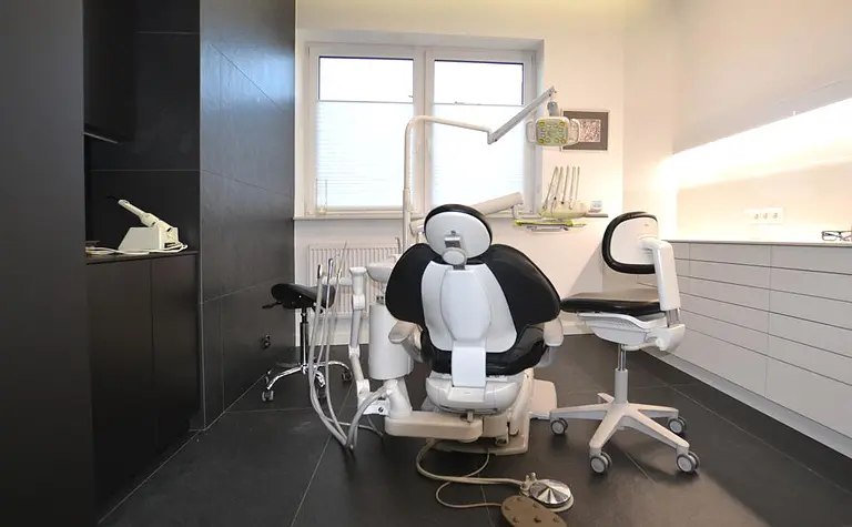 Gabinet dentystyczny z nowoczesnym sprzętem, minimalistyczny i funkcjonalny wystrój.
