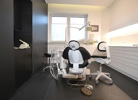 Gabinet dentystyczny z nowoczesnym sprzętem, minimalistyczny i funkcjonalny wystrój.