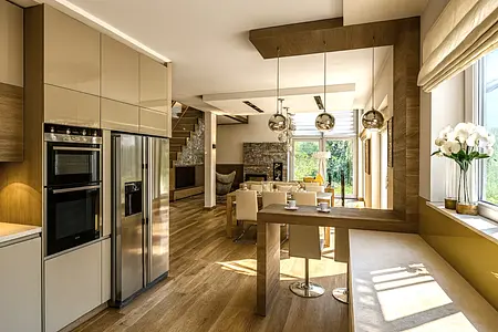Wnętrze kuchni w stylu eklektycznym z beżowymi meblami i drewnianymi detalami.
