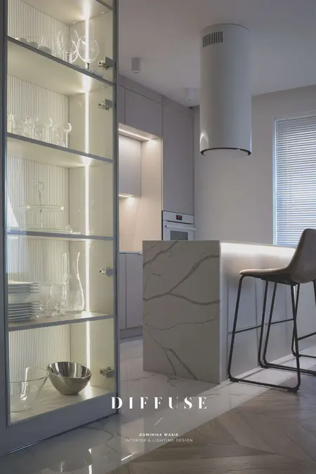 Nowoczesna kuchnia w stylu boho i minimalistycznym z białymi meblami i drewnianymi detalami.