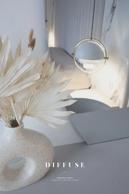 Wnętrze w stylu boho i minimalistycznym z dekoracyjną roślinnością w wazonie.