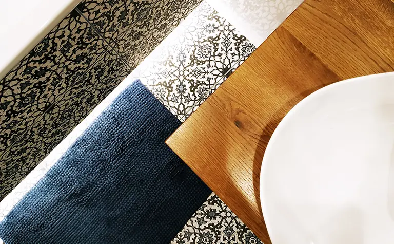 Stylowa łazienka z drewnianym blatem i wzorzystą podłogą, tradycyjny i współczesny design.