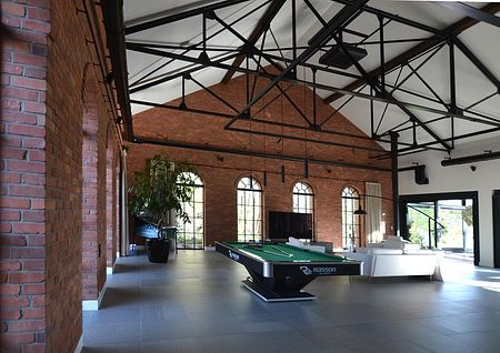Wnętrze w stylach współczesnym, industrialnym, minimalistycznym, nowoczesnym z ceglaną ścianą.