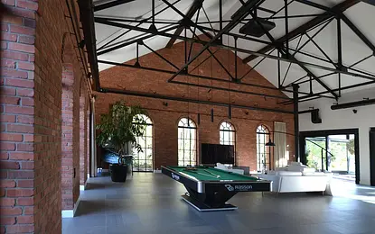 Wnętrze w stylach współczesnym, industrialnym, minimalistycznym, nowoczesnym z ceglaną ścianą.